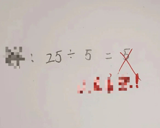 Another controversial elementary math problem: 25 : 5 = 5 was crossed wrong by the teacher, the bachelor's father thought he was sweating for no reason, he was dumbfounded when he heard the explanation - Photo 1.