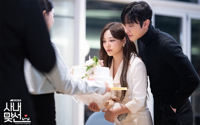 Hẹn hò nơi công sở: 'Được hiểu' bởi vẻ đẹp của 'thiên thần tuyết' Kim Se Jeong - Ảnh 8.