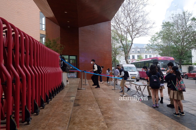 On the morning of March 21: Students of grades 7-12 in Hanoi went back to school, they were excited and smiling because they saw their friends - Photo 3.