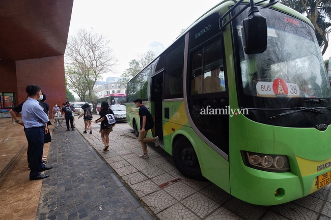 On the morning of March 21: Students of grades 7-12 in Hanoi go back to school, they are excited and excited, smiling because they see their friends - Photo 2.