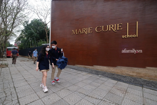 On the morning of March 21: Students of grades 7-12 in Hanoi went back to school, they were excited and smiling because they saw their friends - Photo 1.