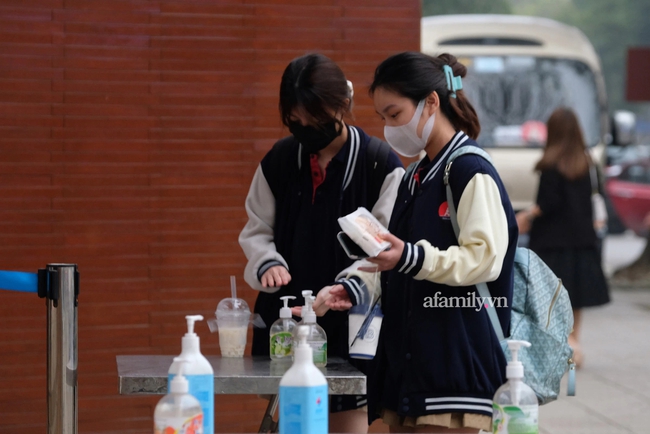 On the morning of March 21: Students of grades 7-12 in Hanoi went back to school, they were excited and excited, laughing because they saw their friends - Photo 4.