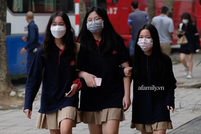 On the morning of March 21: Students of grades 7-12 in Hanoi went back to school, they were excited, smiling, seeing their friends - Photo 5.