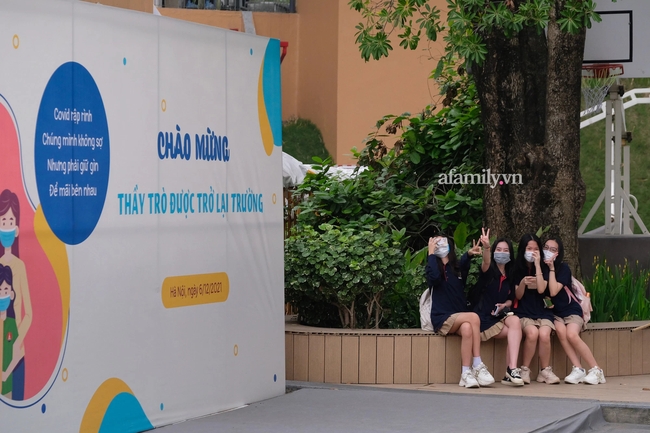 In the morning of March 21: Students of grades 7-12 in Hanoi went back to school, they were excited and excited, smiling because they saw their friends - Photo 8.