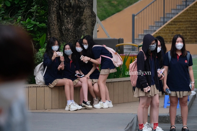 On the morning of March 21: Students of grades 7-12 in Hanoi went back to school, they were excited and excited, smiling because they saw their friends - Photo 7.