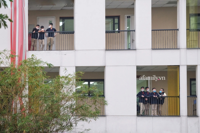 On the morning of March 21: Students of grades 7-12 in Hanoi went back to school, they were excited and excited, smiling because they saw their friends - Photo 6.