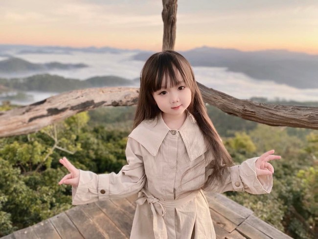 Mê mẩn vẻ đẹp như thiên thần của bé gái 5 tuổi săn mây ở Đà Lạt khiến ai cũng ao ước có được cô con gái như thế này - Ảnh 1.