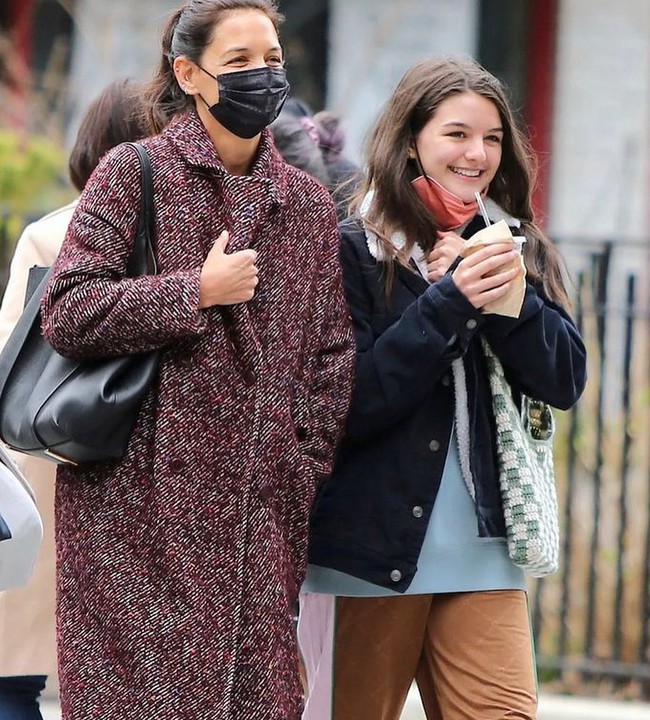Appearing with her mother, Suri Cruise again attracted attention thanks to the standard beauty of 