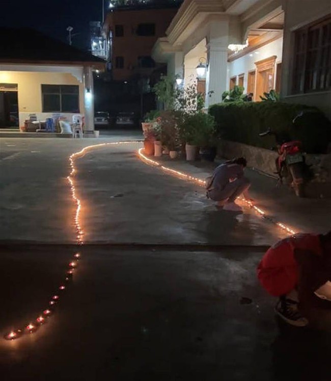 Lighting candles to see the dead: Relatives of plane crash victims in China lost 6 friends, including a sister and a close friend - Photo 2.