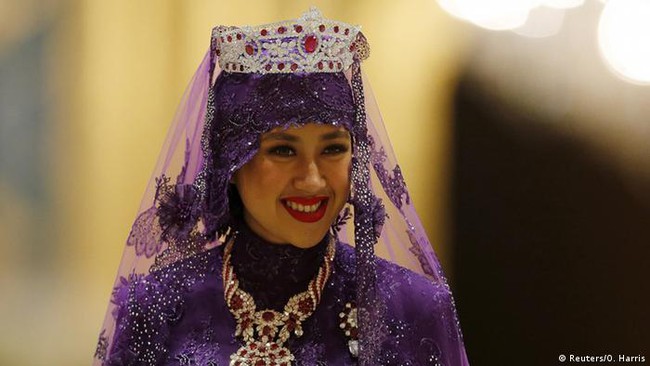 Đám cưới phủ vàng trong cung điện 1788 phòng của Hoàng tử Brunei và cuộc sống cực bất ngờ của nữ thường dân sau 7 năm bước chân vào cửa Hoàng tộc! - Ảnh 6.