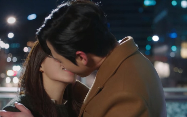 Dating at the office episode 8: Brushing her hands after the kiss, Ha Ri gets jealous when Tae Moo goes to see her eyes, the results are so sweet!  - Photo 4.