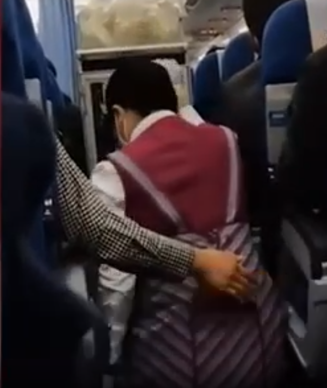 The flight attendant couldn't sit still when the plane shook, the female passenger's actions caused netizens to applaud - Photo 3.