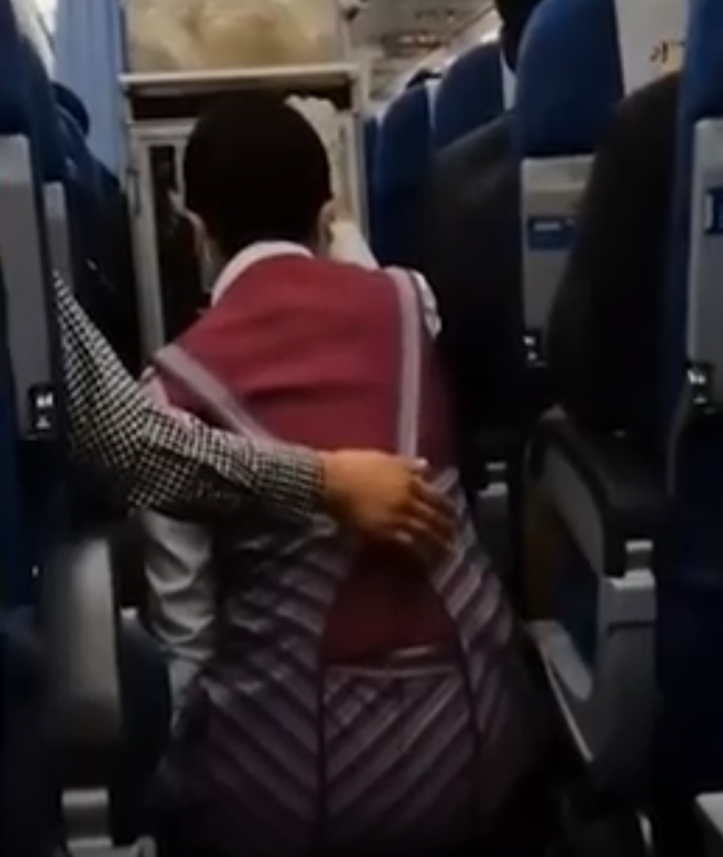 The flight attendant could not sit still when the plane shook, the female passenger's actions caused netizens to applaud - Photo 2.