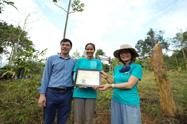 Miss H'Hen Niê went to plant trees to cause forests, still beautiful and dreaming in accordance with the standards of mountain people - Photo 8.