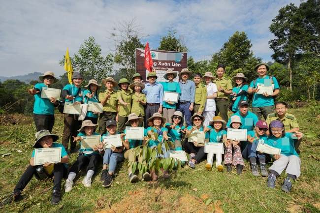 Miss H'Hen Niê went to plant trees to cause forests, still beautiful and dreaming in accordance with the standards of mountain people - Photo 3.