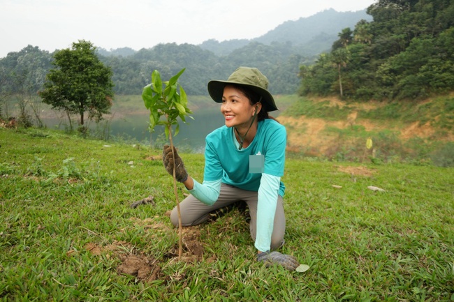 Miss H'Hen Niê went to plant trees to cause forests, still beautiful and dreamy in accordance with the standards of a mountain person - Photo 7.