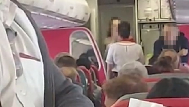 The female passenger had offensive behavior on the plane, the clip recording the incident made people's eyes 