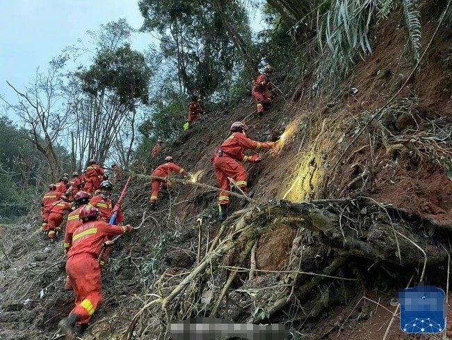 The rescue team at the scene of the plane crash shared the shocking truth about the victims, adding a series of relics found revealing the painful reality - Photo 3.