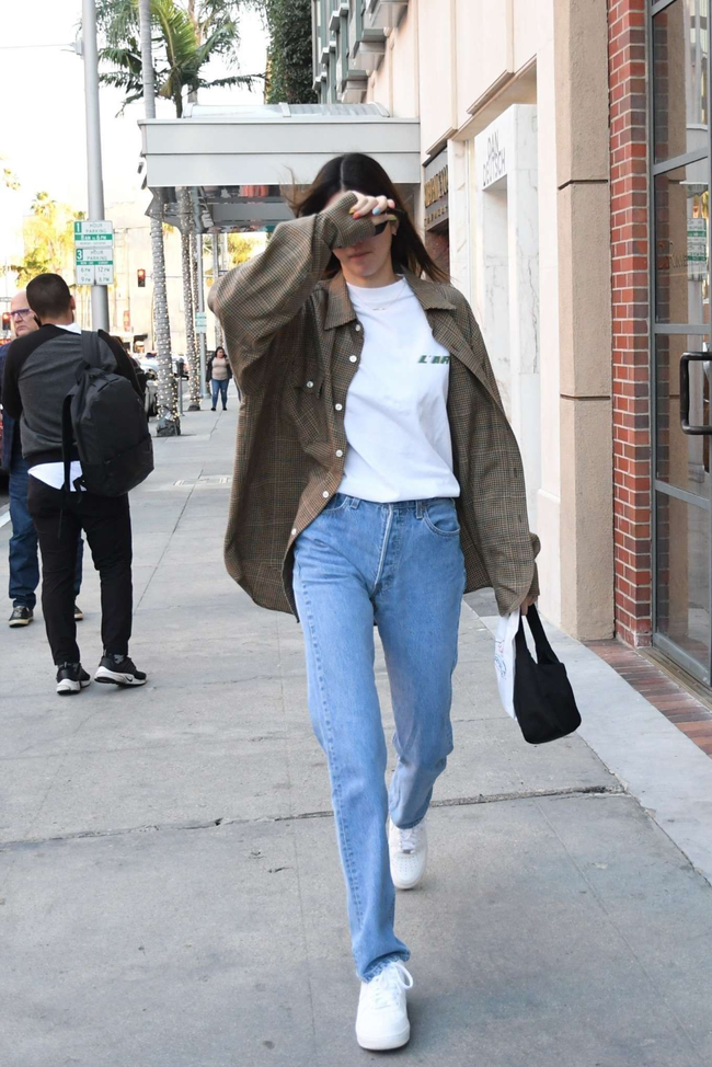 Mặc áo sơ mi đẹp như Kendall Jenner: Ngỡ đơn giản nhưng cực kỳ sang xịn mịn  - Ảnh 3.