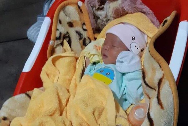 A one-week-old baby boy was abandoned on the side of the road in the dark - Photo 1.