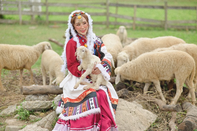 Quỳnh Nga hóa mỹ nhân Mông Cổ ôm cừu, bắn cung, hé lộ vai diễn đóng chung với Việt Anh trong phim thế sóng &quot;Anh có phải đàn ông không&quot; - Ảnh 6.