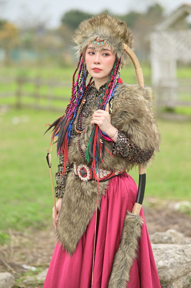 Quỳnh Nga hóa mỹ nhân Mông Cổ ôm cừu, bắn cung, hé lộ vai diễn đóng chung với Việt Anh trong phim thế sóng &quot;Anh có phải đàn ông không&quot; - Ảnh 3.