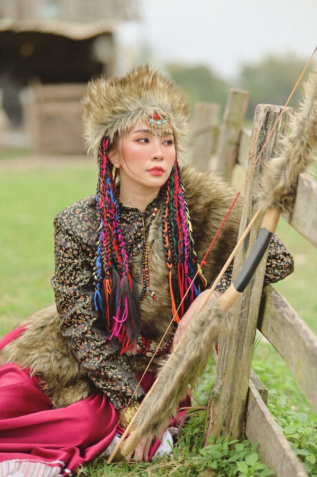 Quỳnh Nga hóa mỹ nhân Mông Cổ ôm cừu, bắn cung, hé lộ vai diễn đóng chung với Việt Anh trong phim thế sóng &quot;Anh có phải đàn ông không&quot; - Ảnh 2.