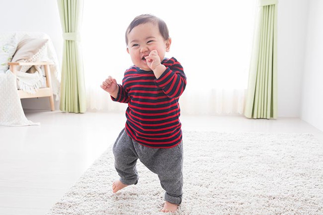 The baby can't walk yet, but seeing his father get out of bed, he immediately surprised everyone - Photo 6.