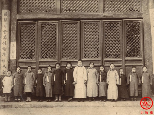 Old photos of the Qing Dynasty: The Empress Dowager revealed half of her face to control the Emperor to announce his abdication, the girls entered the palace to be recruited as maids - Photo 8.