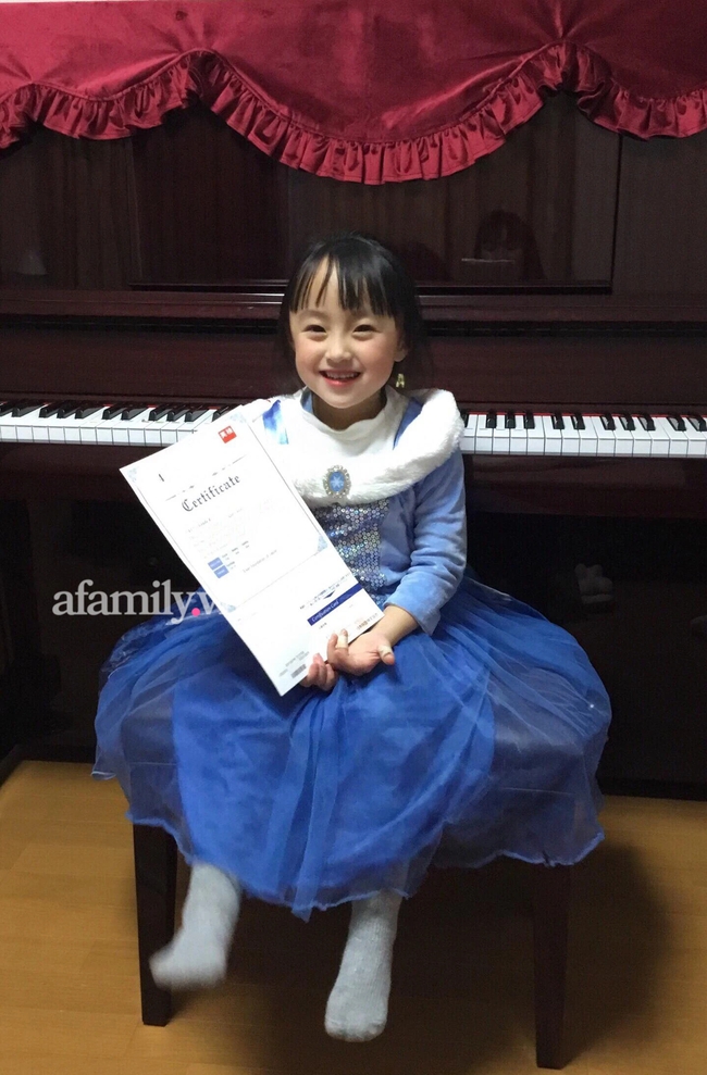 Bé gái lai Việt - Nhật xinh như thiên thần, 4 tuổi đã thi đỗ kỳ thi tiếng Anh của học sinh cấp 2, 3: Bố mẹ kém tiếng Anh, chỉ tự dạy con ở nhà - Ảnh 3.