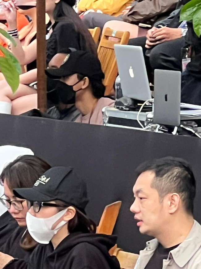 Hot nhất lúc này: Netizen phát hiện Mai Tài Phến đến xem Mỹ Tâm hát, che mặt kín mít ngồi trong khu vực BTC - Ảnh 2. Hot nhất lúc này: Netizen phát hiện Mai Tài Phến đến xem Mỹ Tâm hát, che mặt kín mít ngồi trong khu vực BTC - Ảnh 2.