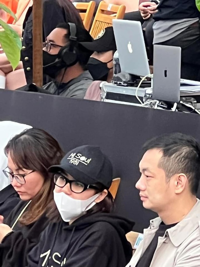 Hot nhất lúc này: Netizen phát hiện Mai Tài Phến đến xem Mỹ Tâm hát, che mặt kín mít ngồi trong khu vực BTC - Ảnh 4. Hot nhất lúc này: Netizen phát hiện Mai Tài Phến đến xem Mỹ Tâm hát, che mặt kín mít ngồi trong khu vực BTC - Ảnh 4.