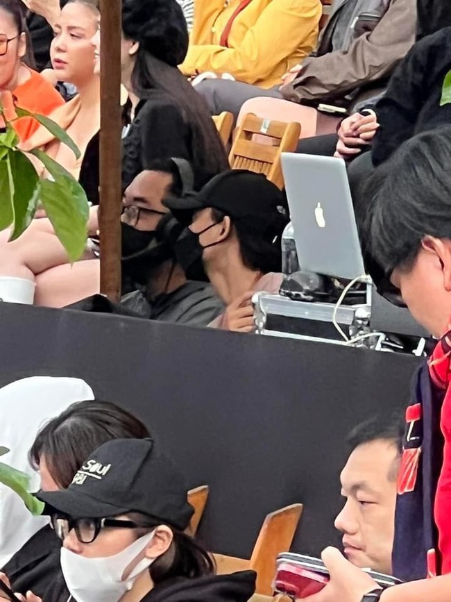 Hot nhất lúc này: Netizen phát hiện Mai Tài Phến đến xem Mỹ Tâm hát, che mặt kín mít ngồi trong khu vực BTC - Ảnh 3. Hot nhất lúc này: Netizen phát hiện Mai Tài Phến đến xem Mỹ Tâm hát, che mặt kín mít ngồi trong khu vực BTC - Ảnh 3.