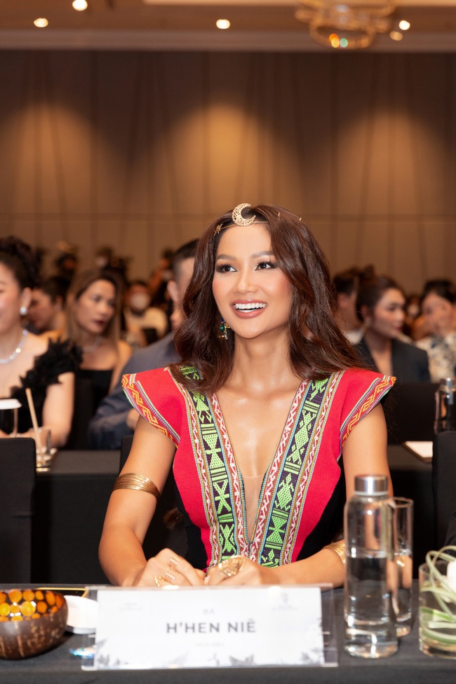 Miss Earth 2021 Destiny Wagner comes to Vietnam to be a judge of the Miss contest, how is her beauty compared to H'Hien Nie - Photo 7.