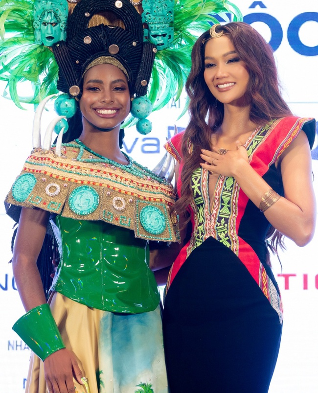 Miss Earth 2021 Destiny Wagner comes to Vietnam to be a judge of the Miss contest, how is her beauty compared to H'Hien Niê - Photo 2.