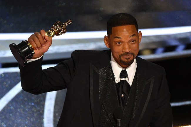 Will Smith burst into tears to receive an Oscar, apologizing for hitting a colleague on stage - Photo 1.