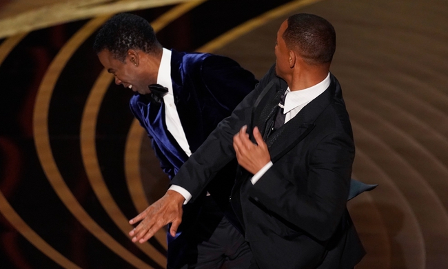 Cú đấm thẳng mặt của Will Smith ngay trên sân khấu Oscar: Đàn ông ít nhất phải bảo vệ được hai thứ, mảnh đất dưới chân và người phụ nữ của mình! - Ảnh 2. Cú đấm thẳng mặt của Will Smith ngay trên sân khấu Oscar: Đàn ông ít nhất phải bảo vệ được hai thứ, mảnh đất dưới chân và người phụ nữ của mình! - Ảnh 2.
