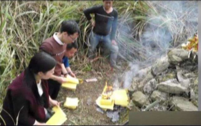 Parents committed suicide because their son was kidnapped, 23 years later, the eldest daughter dug her parents' grave to find her brother, finally a miracle appeared - Photo 8.