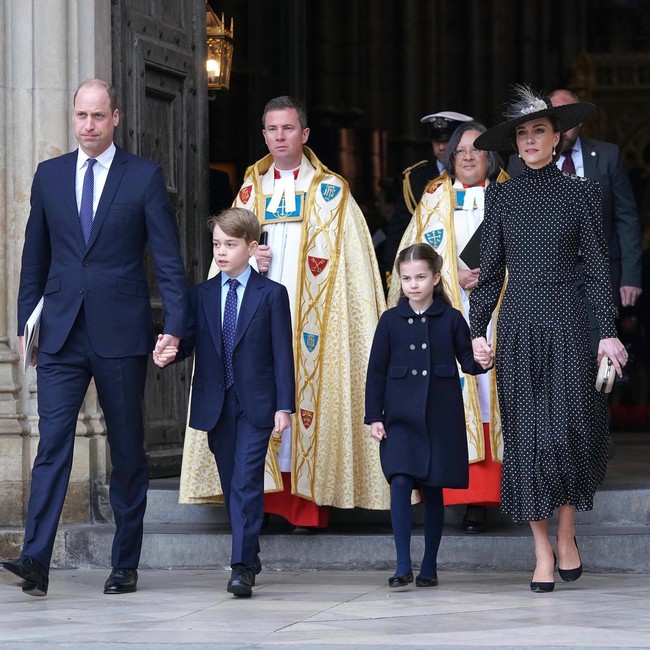 Princess Kate exploded the media with her flawless beauty and delicate moment for her daughter Charlotte at the memorial service - Photo 5.