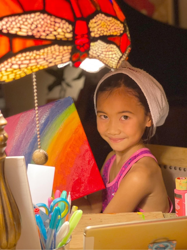 Mới 6 tuổi con gái Kim Hiền đã nói được hai thứ tiếng, vừa giỏi ca hát vừa có năng khiếu hội họa - Ảnh 7.