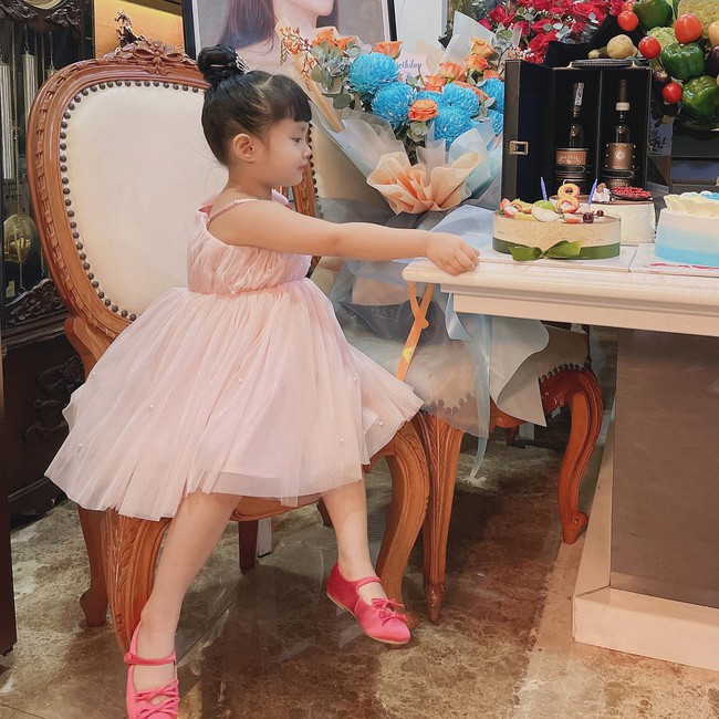 Con gái Diệp Lâm Anh mới 4 tuổi mà sở hữu đôi chân dài thế này, dự là tương lai đẹp chẳng kém mẹ - Ảnh 4.