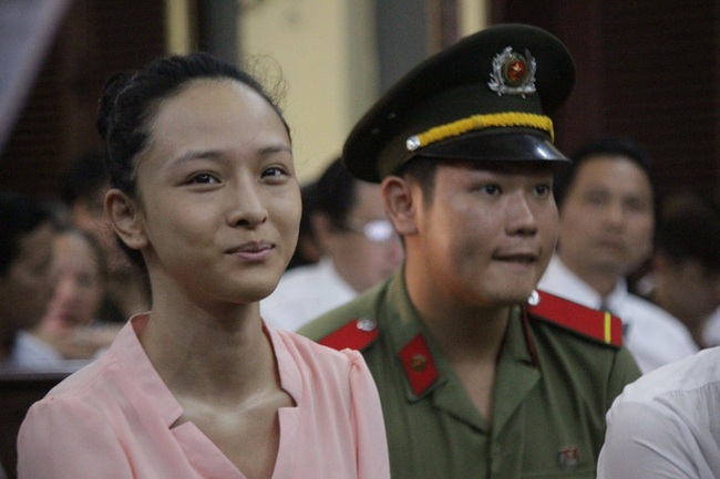 The breaking moment when Miss Phuong Nga and Thuy Dung were released on bail were suddenly 