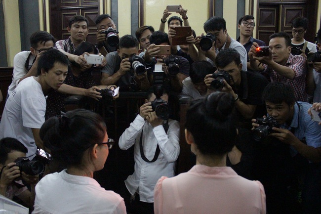 The breaking moment when Miss Phuong Nga and Thuy Dung were released on bail were suddenly 