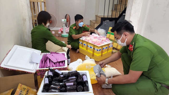 Da Nang: The young girl opened a warehouse to prepare more than 1 quintal of ice cream, illegally dissolving belly fat - Photo 1.