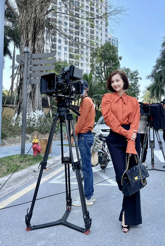 Trước giờ lên sóng Thương ngày nắng về phần 2, Phan Minh Huyền tung loạt tạo hình chất ngất của Vân Trang khiến fan mê đắm - Ảnh 2.