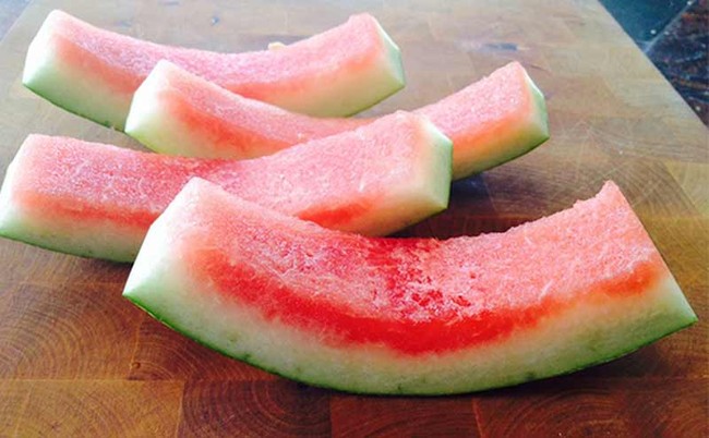 Watermelon has these 5 signs, so you should buy it right away because the fruit is ripe and old, super sweet and still has a lot of water, make sure to eat it once and have to buy it next time - Photo 6.