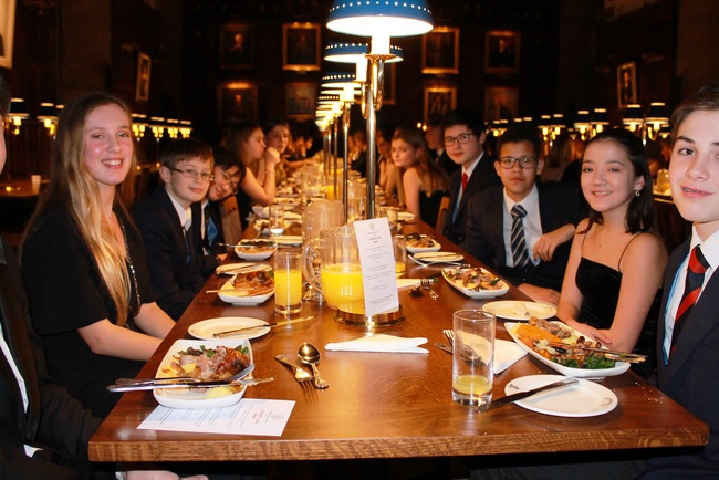 Soi bữa ăn “sang chảnh” như Harry Potter trong Viện đại học Oxford - Ảnh 1.