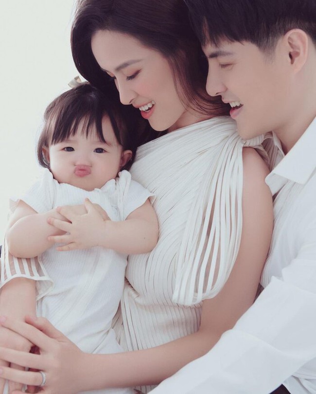 Con gái nhà Đông Nhi được khen chuẩn &quot;con nhà nòi&quot; qua video nhùn nhảy theo nhạc siêu cute - Ảnh 3.