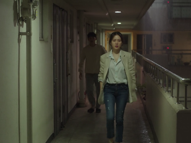 Đây là lý do Son Ye Jin mặc quần ống rộng không hợp, diện skinny jeans kén dáng lại đẹp xuất sắc - Ảnh 4. Đây là lý do Son Ye Jin mặc quần ống rộng không hợp, diện skinny jeans kén dáng lại đẹp xuất sắc - Ảnh 4.