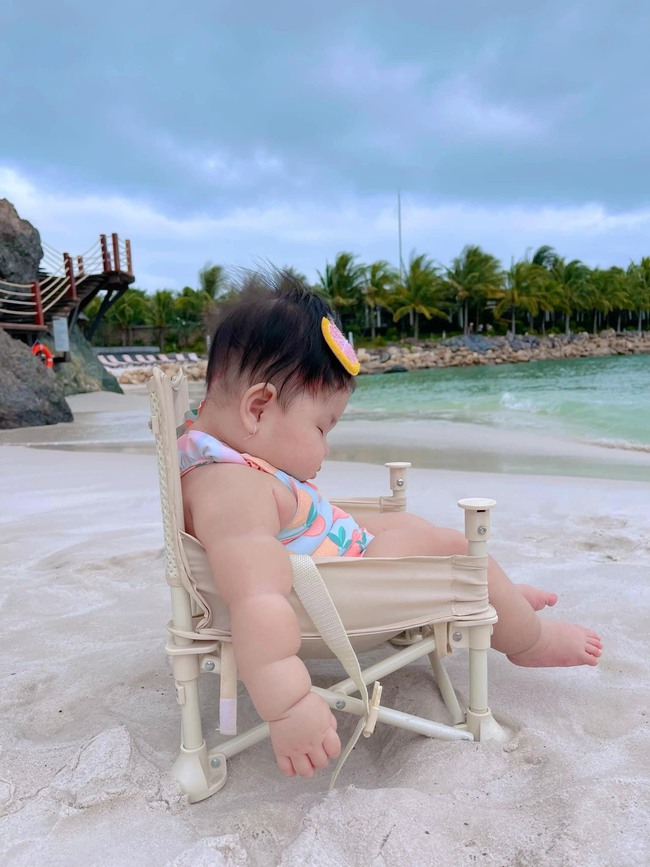 Đang tắm biển thì cơn buồn ngủ bất ngờ ập đến, em bé 7 tháng tuổi khiến cư dân mạng phát sốt khi ngủ gật trên bãi biển Nha Trang - Ảnh 2.